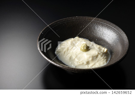 新鮮腐竹(豆腐皮)單獨在黑色背景下拍攝。 新鮮腐竹(豆腐皮)單獨在黑色背景下拍攝。 142659652