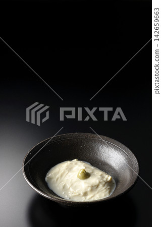 新鮮腐竹(豆腐皮)單獨在黑色背景下拍攝。 新鮮腐竹(豆腐皮)單獨在黑色背景下拍攝。 142659663
