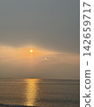 Setting sun 142659717