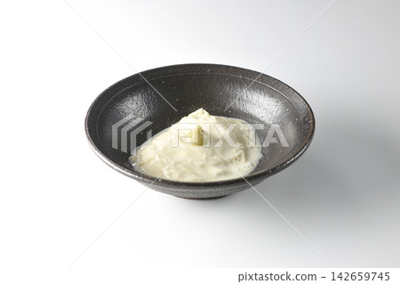 新鮮的腐竹(豆腐皮)單獨在白色背景下拍攝。 新鮮的腐竹(豆腐皮)單獨在白色背景下拍攝。 142659745