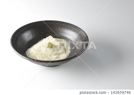 新鮮的腐竹(豆腐皮)單獨在白色背景下拍攝。 新鮮的腐竹(豆腐皮)單獨在白色背景下拍攝。 142659746