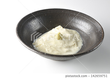 新鮮的腐竹（豆腐皮）單獨在白色背景下拍攝。 142659751
