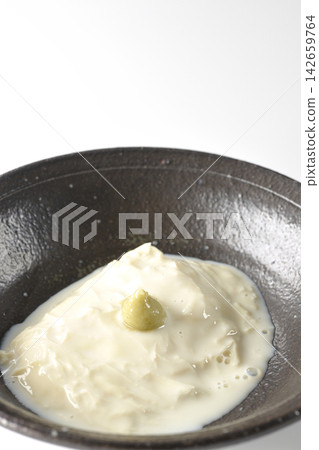 新鮮的腐竹(豆腐皮)單獨在白色背景下拍攝。 新鮮的腐竹(豆腐皮)單獨在白色背景下拍攝。 142659764