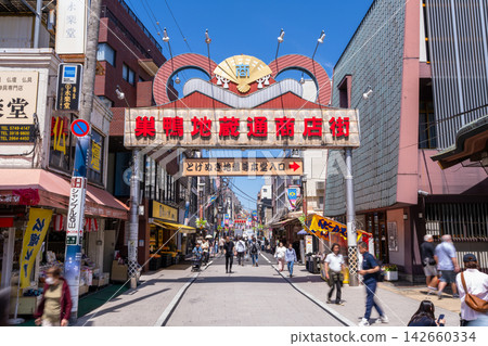 The lively atmosphere and streetscape of Sugamo Jizo-dori Shopping Street The lively atmosphere and streetscape of Sugamo Jizo-dori Shopping Street 142660334