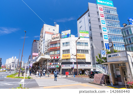 巢鴨站前熙熙攘攘的商業區和林立著商業建築的街道景觀。 巢鴨站前熙熙攘攘的商業區和林立著商業建築的街道景觀。 142660440