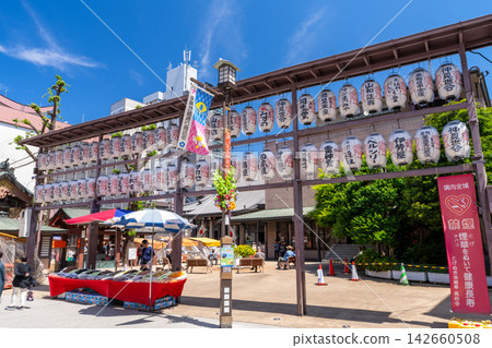 A view of the Togenuki Jizo statue at Koganji Temple in Sugamo Jizo-dori Shopping Street. A view of the Togenuki Jizo statue at Koganji Temple in Sugamo Jizo-dori Shopping Street. 142660508