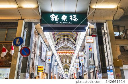 京都新京極的夜晚 京都新京極的夜晚 142661614
