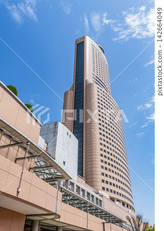 靜岡縣濱松市濱鬆的象徵濱松 Act Tower 在陽光明媚的天氣裡 靜岡縣濱松市濱鬆的象徵濱松 Act Tower 在陽光明媚的天氣裡 142664049