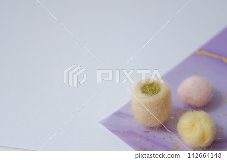 優雅的日式現代羊毛氈甜點和綠茶 優雅的日式現代羊毛氈甜點和綠茶 142664148