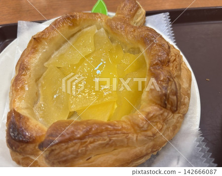 Appealing apple pie 142666087
