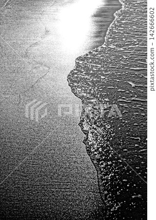耀眼的鉑金色曲線分割著漆黑的海岸線。 耀眼的鉑金色曲線分割著漆黑的海岸線。 142666602