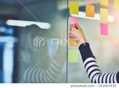 Person, hand and sticky note on glass wall for brainstorming research or startup, project planning or mind map. Fingers, paper and problem solving for company solution or goals, creative or target Person, hand and sticky note on glass wall for brainstorming research or startup, project planning or mind map. Fingers, paper and problem solving for company solution or goals, creative or target 142667439
