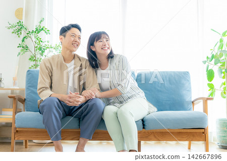 中間夫婦在客廳裡放鬆 中間夫婦在客廳裡放鬆 142667896