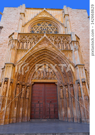 Valencia Tribunal Aguas facade door Valencia Tribunal Aguas facade door 142668629