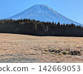 冬日的富士山在藍天的襯托下熠熠生輝 142669053
