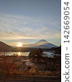 從精進湖中看到的黎明富士山 142669054