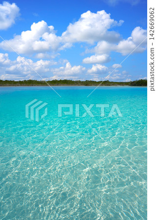 Laguna de Bacalar Lagoon in Mayan Mexico 142669062
