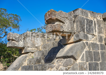 Chichen Itza snake head Yucatan Mexico 142669070