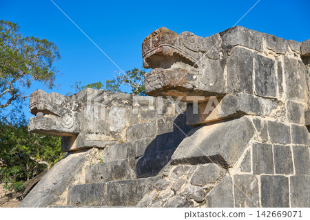 Chichen Itza snake head Yucatan Mexico 142669071