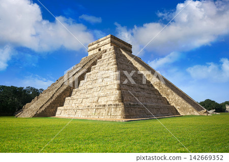 Chichen Itza El Templo Kukulcan temple Chichen Itza El Templo Kukulcan temple 142669352