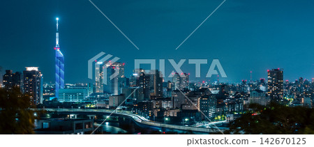 夜幕下的城市景色,背景是福岡塔。 夜幕下的城市景色,背景是福岡塔。 142670125