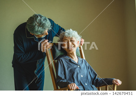 一對老年夫婦在搖椅上休息。 一對老年夫婦在搖椅上休息。 142670451