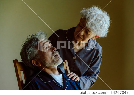 妻子照顧丈夫,丈夫守護妻子,溫馨感人的一幕。 妻子照顧丈夫,丈夫守護妻子,溫馨感人的一幕。 142670453