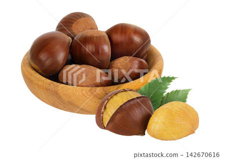 chestnut in wooden bowl isolated on white background wit full depth of field. chestnut in wooden bowl isolated on white background wit full depth of field. 142670616