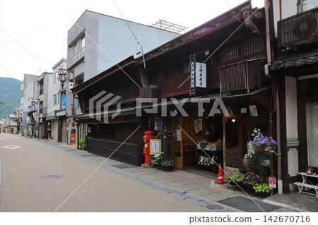 岐阜郡郡上市:圓形郵筒的景象(位於莊村米店前) 岐阜郡郡上市:圓形郵筒的景象(位於莊村米店前) 142670716