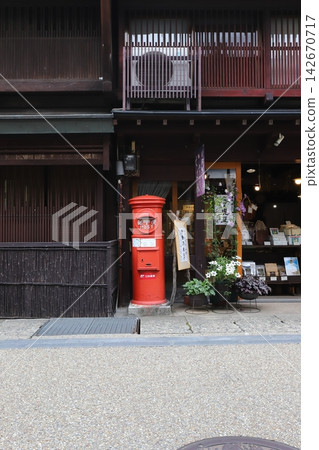 岐阜郡郡上市:圓形郵筒的景象(位於莊村米店前) 岐阜郡郡上市:圓形郵筒的景象(位於莊村米店前) 142670717