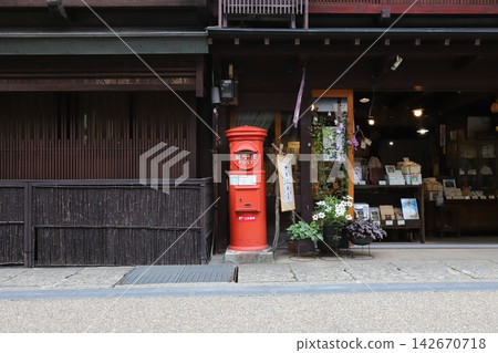 Gifu, Gujo: A scene with a round postbox (in front of Shomura Rice Shop) Gifu, Gujo: A scene with a round postbox (in front of Shomura Rice Shop) 142670718