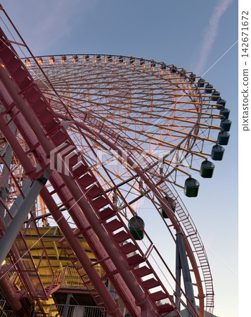 The twilight sky and the Ferris wheel I looked up at The twilight sky and the Ferris wheel I looked up at 142671672