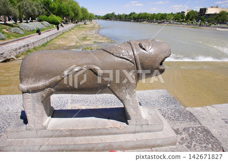 Iran, Isfahan, Lion statue (said to bring good luck when you straddle it), Khaju Bridge, Zayandeh River Iran, Isfahan, Lion statue (said to bring good luck when you straddle it), Khaju Bridge, Zayandeh River 142671827
