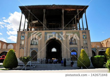 Iran, Isfahan, Imam Square, Ali Qapu Palace Iran, Isfahan, Imam Square, Ali Qapu Palace 142671848