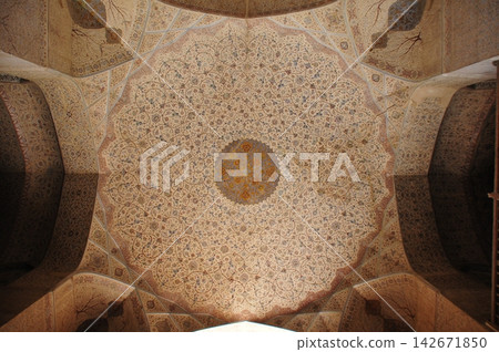 Iran, Isfahan, Imam Square, Ali Qapu Palace, arabesque patterns on the ceiling Iran, Isfahan, Imam Square, Ali Qapu Palace, arabesque patterns on the ceiling 142671850