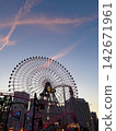 The twilight sky and the Ferris wheel at the amusement park 142671961