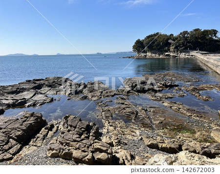 碧海藍天，嶙峋怪石。 142672003