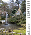掛著美麗雪花的兼六園 142672155
