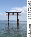 Torii漂浮在湖面上 142672169