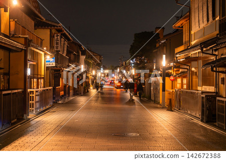 A night view of traditional townhouses and alleys in Hanamikoji, Gion, Kyoto. A night view of traditional townhouses and alleys in Hanamikoji, Gion, Kyoto. 142672388