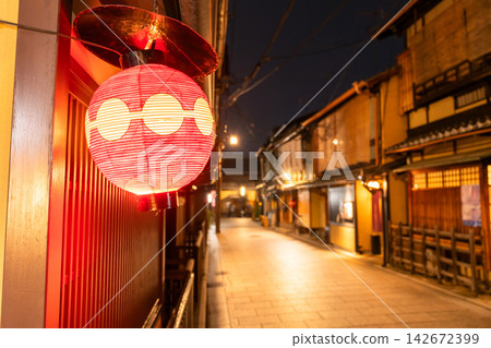 A night view of traditional townhouses and alleys in Hanamikoji, Gion, Kyoto. A night view of traditional townhouses and alleys in Hanamikoji, Gion, Kyoto. 142672399