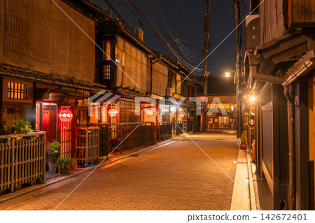 京都祇園花見小路傳統聯排別墅和巷弄的夜景。 京都祇園花見小路傳統聯排別墅和巷弄的夜景。 142672401
