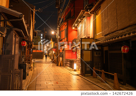 京都祇園花見小路傳統聯排別墅和巷弄的夜景。 京都祇園花見小路傳統聯排別墅和巷弄的夜景。 142672426