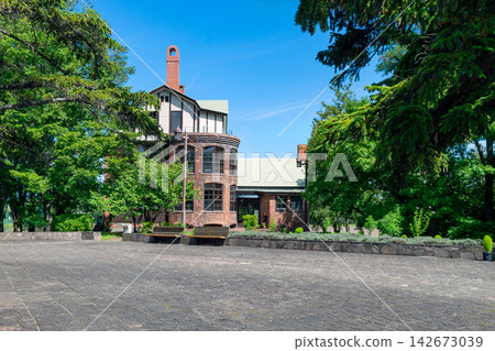江別玻璃美術館（原石田宅邸），位於畫面前方稍左側，北海道江別市，天氣晴朗。 142673039