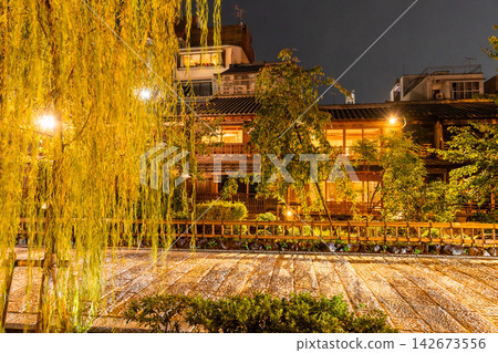 京都祗園白川街道的迷人夜景,點綴著傳統的京都町屋和柳樹。 京都祗園白川街道的迷人夜景,點綴著傳統的京都町屋和柳樹。 142673556