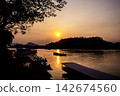 Sunset over the Mekong River in Luang Prabang, Laos 142674560