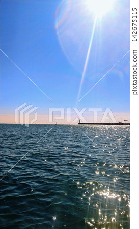 從片瀨東濱海岸眺望湘南港燈塔和波光粼粼的湘南海。 142675115