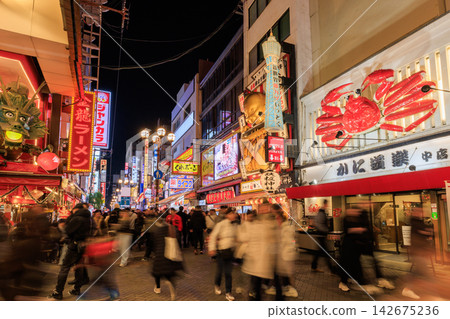 大阪道頓堀夜景（大阪府大阪市中央區） 142675236