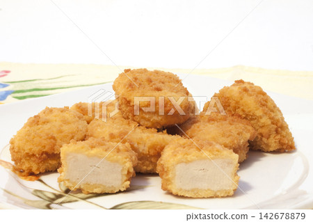 inoannati chicken nuggets served with llimone servite su piatto inoannati chicken nuggets served with llimone servite su piatto 142678879