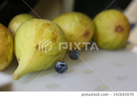 Small fruits and figs. Blueberries and French figs, Banane variety. 05 Small fruits and figs. Blueberries and French figs, Banane variety. 05 142683070